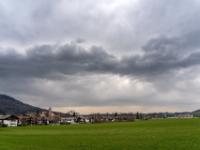 Dunkle Regenfront Wolke über Aschau